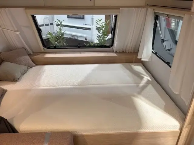 Doppelbett des Adria Aviva 522 PT aus einer zweiten Perspektive