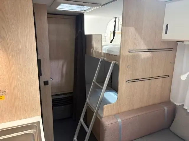 Etagenbetten und Schrankbereich des Adria Aviva 522 PT