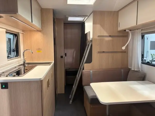 Innenraum des Adria Aviva 522 PT mit Küche und Sitzgruppe