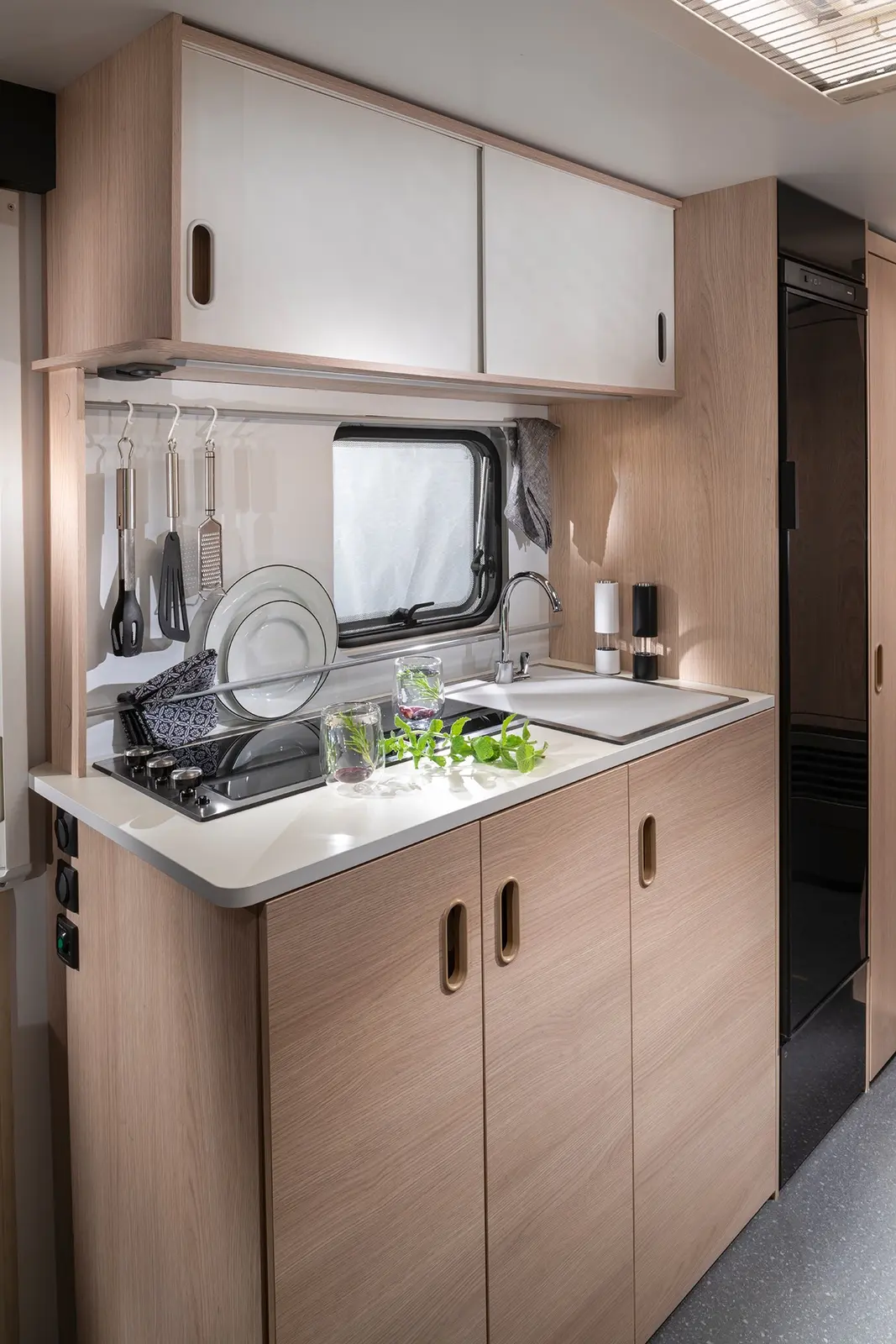 Küche des Adria Aviva 522 PT – Beispielfoto, Urheberrecht bei Adria