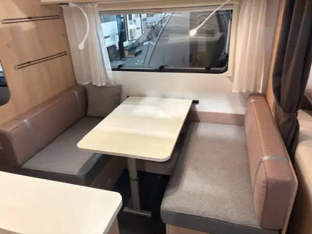 Sitzgruppe des Adria Aviva 522 PT aus einer zweiten Perspektive