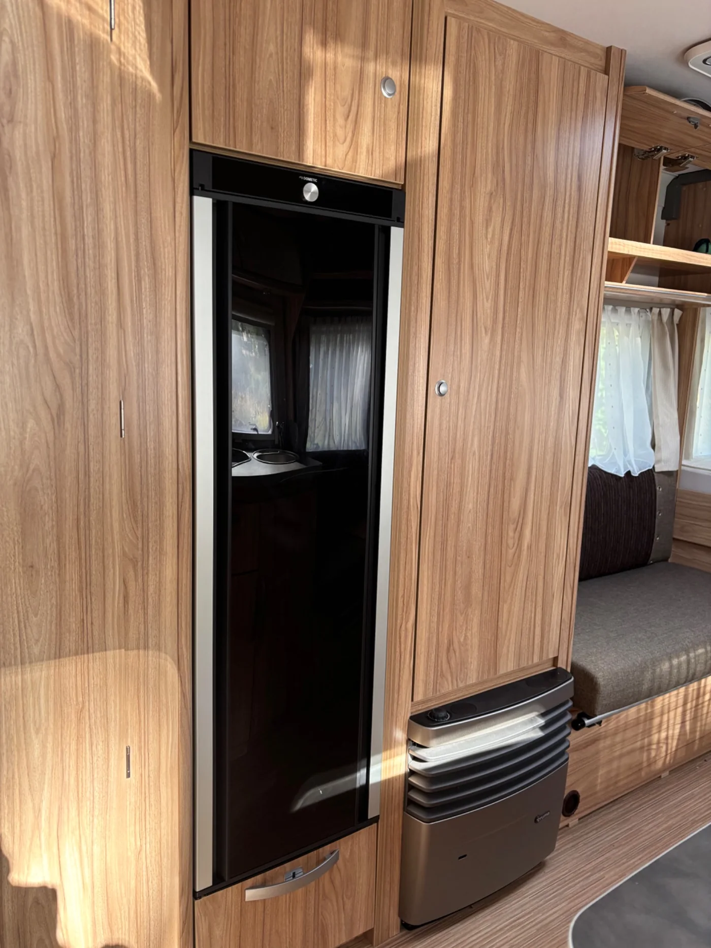 Großer Kühlschrank und Stauraum