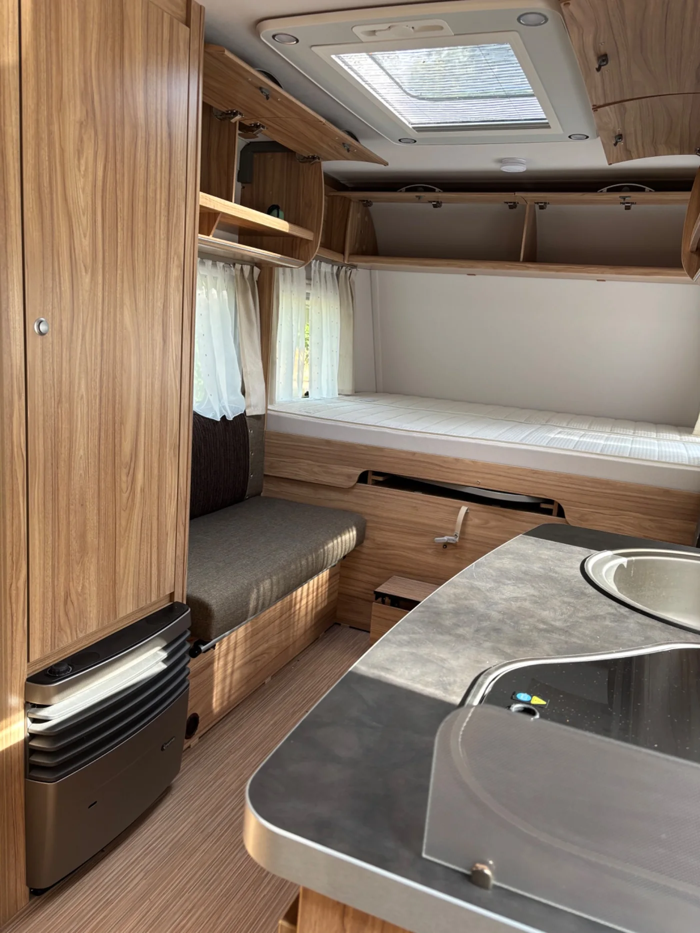 Wohnbereich mit Küche und Bett